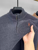 Pulôver Masculino de Inverno com Zíper Frontal — Malha Espessa, Bordado Fino e Acabamento Premium