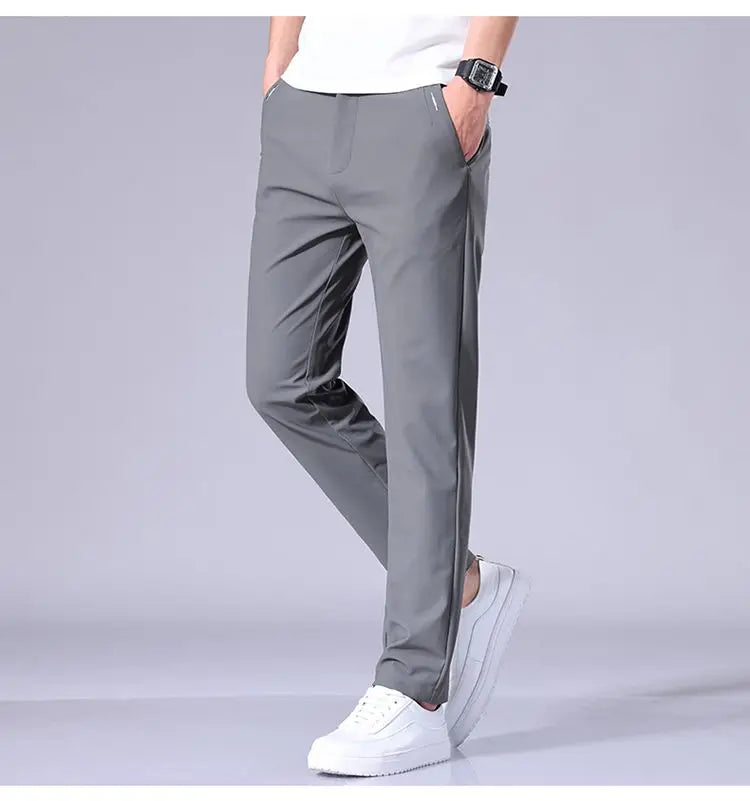 Calça Masculina Slim Fit em Seda Gelada — Ultra Leve, Secagem Rápida e Corte Reto para Verão