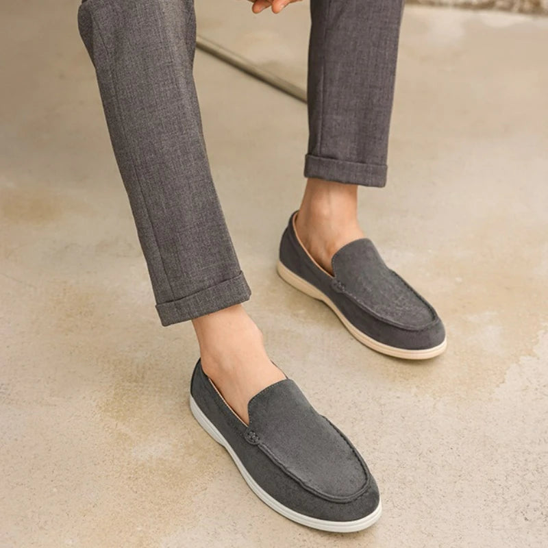 Mocassim Masculino em Camurça – Elegância Clássica e Conforto Atemporal