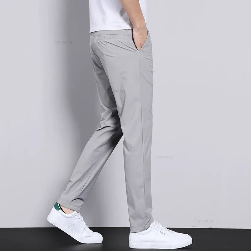 Calça Masculina Slim Fit em Seda Gelada — Ultra Leve, Secagem Rápida e Corte Reto para Verão