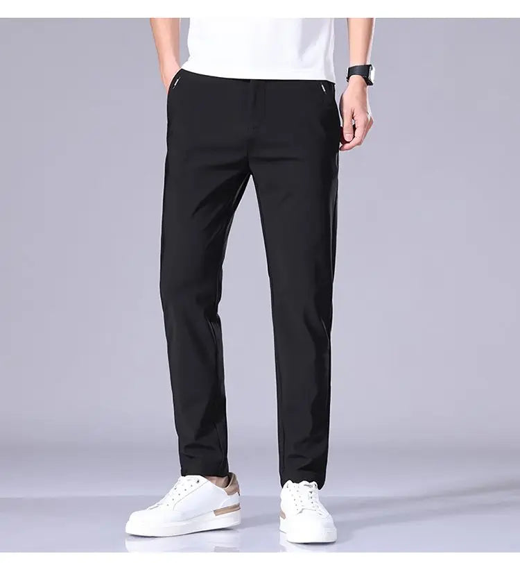 Calça Masculina Slim Fit em Seda Gelada — Ultra Leve, Secagem Rápida e Corte Reto para Verão