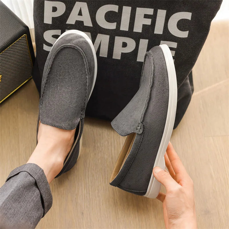 Mocassim Masculino em Camurça – Elegância Clássica e Conforto Atemporal