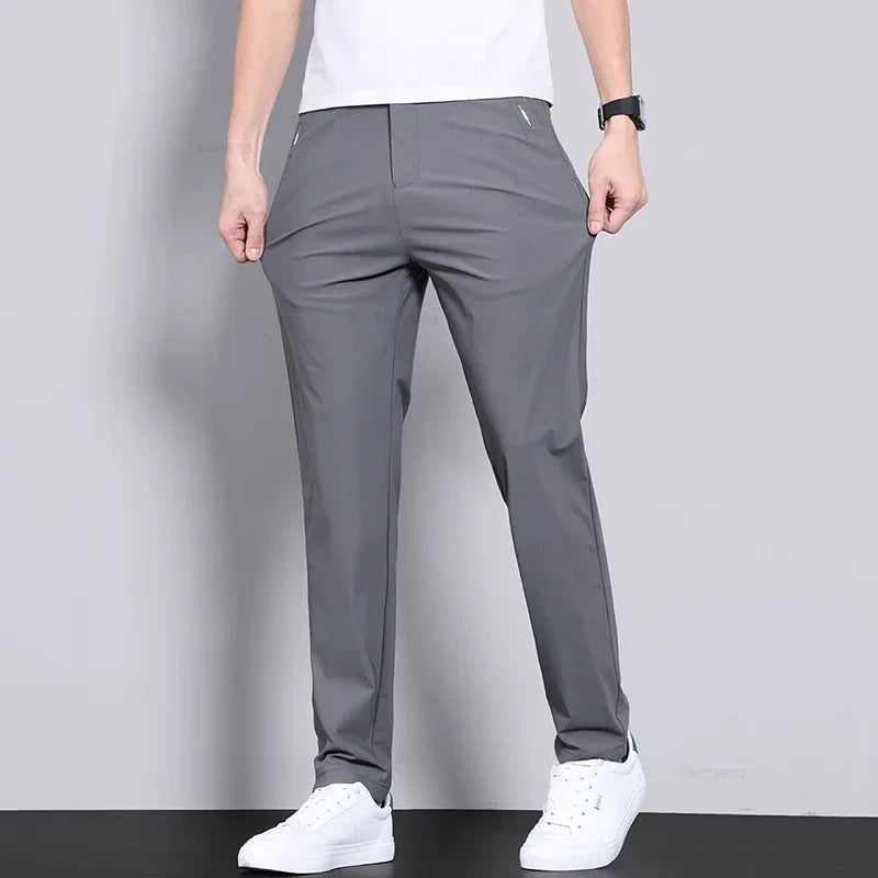 Calça Masculina Slim Fit em Seda Gelada — Ultra Leve, Secagem Rápida e Corte Reto para Verão