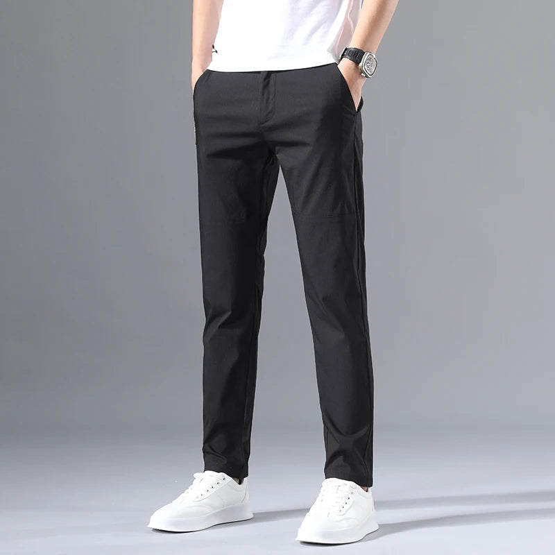 Calça Masculina Slim Fit 2025 — Chino Clássica com Elasticidade, Corte Coreano e Tecidos Leves para Verão