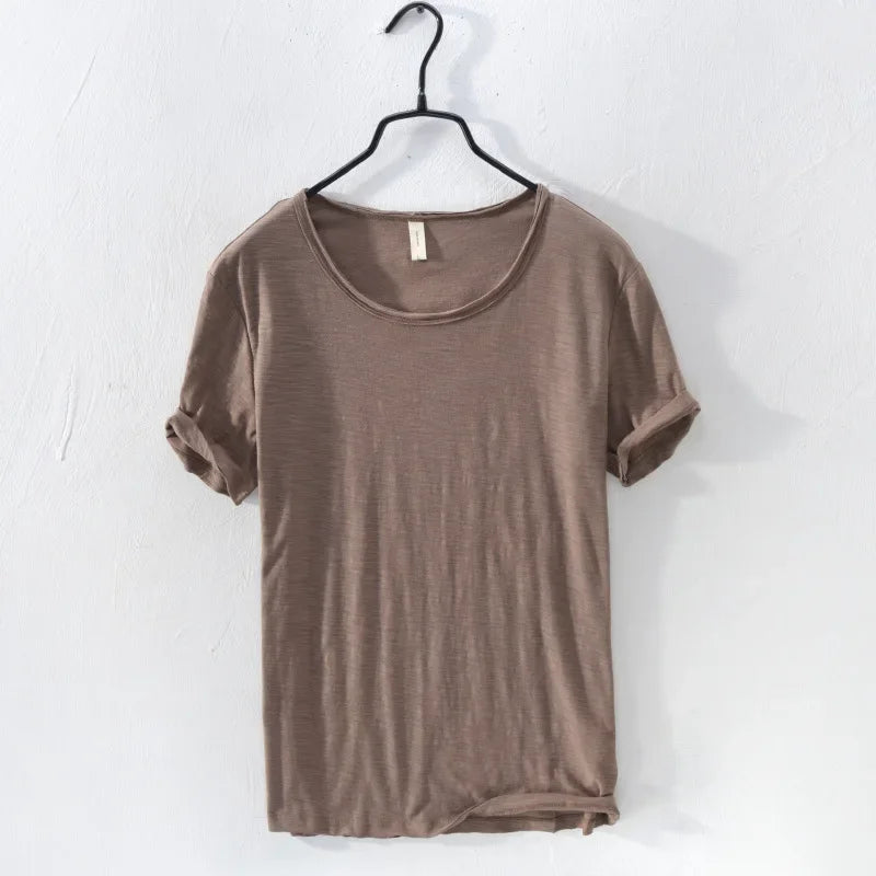 Camiseta Masculina Slim Fit em Algodão Puro — Edição Monocromática com Acabamento Raw Edge e Linha Essencial
