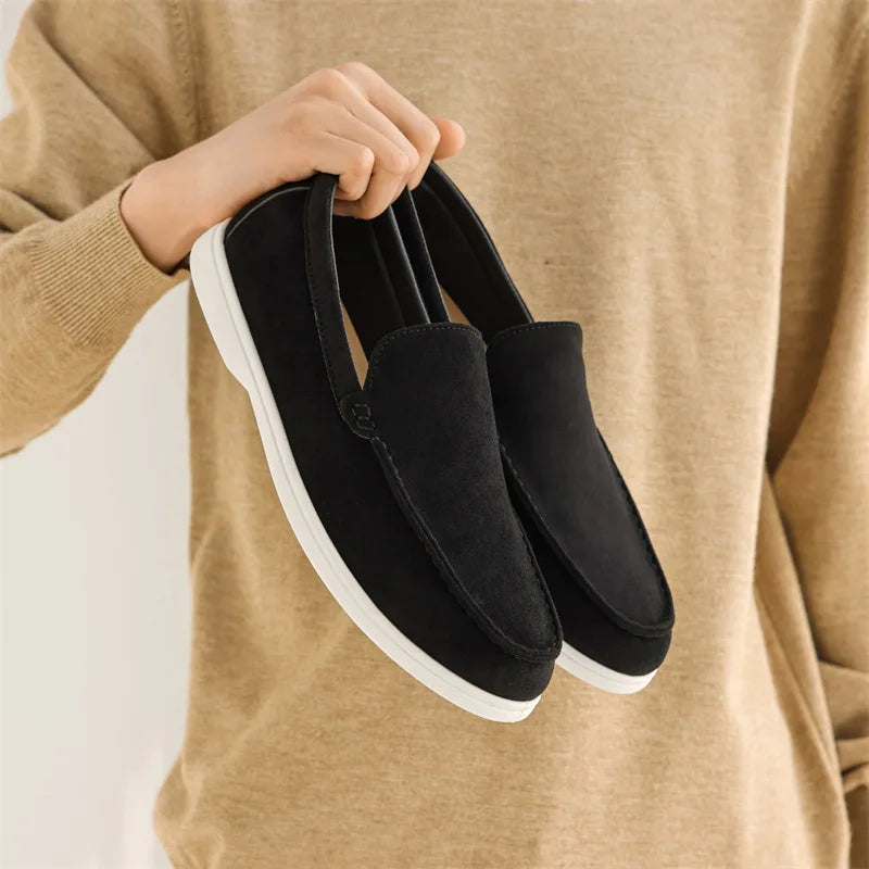 Mocassim Masculino em Camurça – Elegância Clássica e Conforto Atemporal