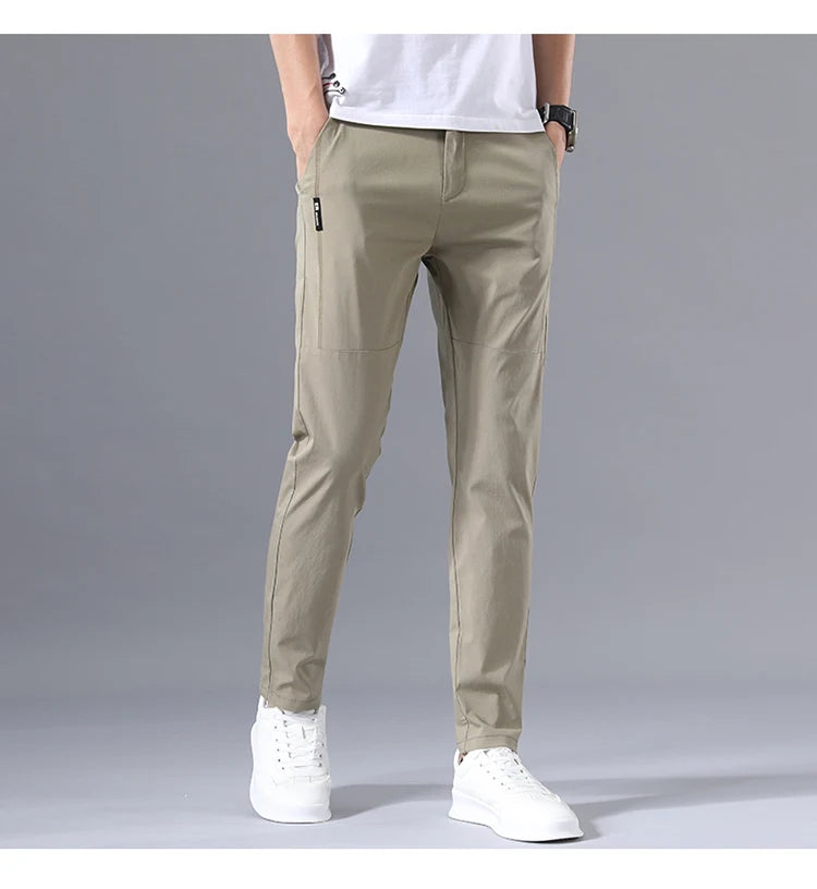 Calça Masculina Slim Fit 2025 — Chino Clássica com Elasticidade, Corte Coreano e Tecidos Leves para Verão