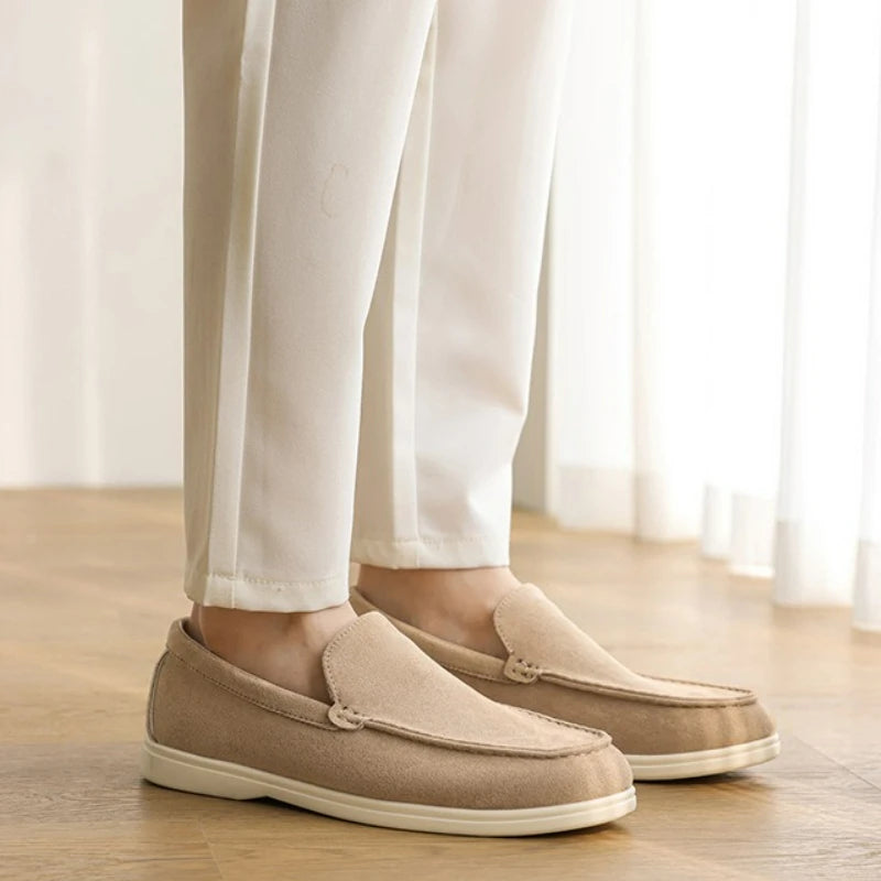 Mocassim Masculino em Camurça – Elegância Clássica e Conforto Atemporal