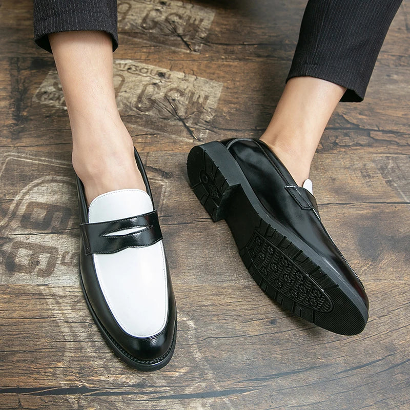 Mocassim Masculino em Couro | Bicolor Preto e Branco | Estilo Clássico com Solado Robusto e Acabamento Premium