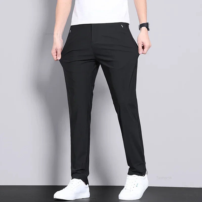 Calça Masculina Slim Fit em Seda Gelada — Ultra Leve, Secagem Rápida e Corte Reto para Verão