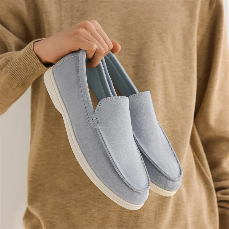 Mocassim Masculino em Camurça – Elegância Clássica e Conforto Atemporal