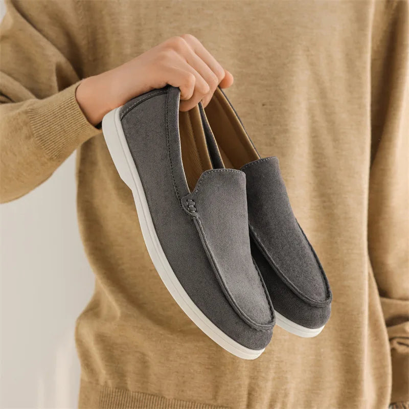Mocassim Masculino em Camurça – Elegância Clássica e Conforto Atemporal
