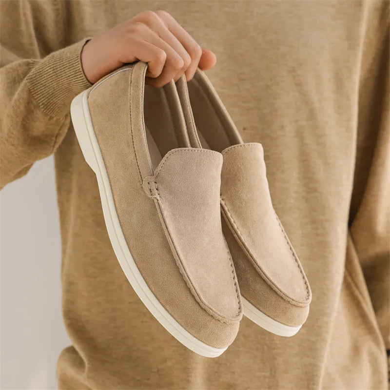 Mocassim Masculino em Camurça – Elegância Clássica e Conforto Atemporal