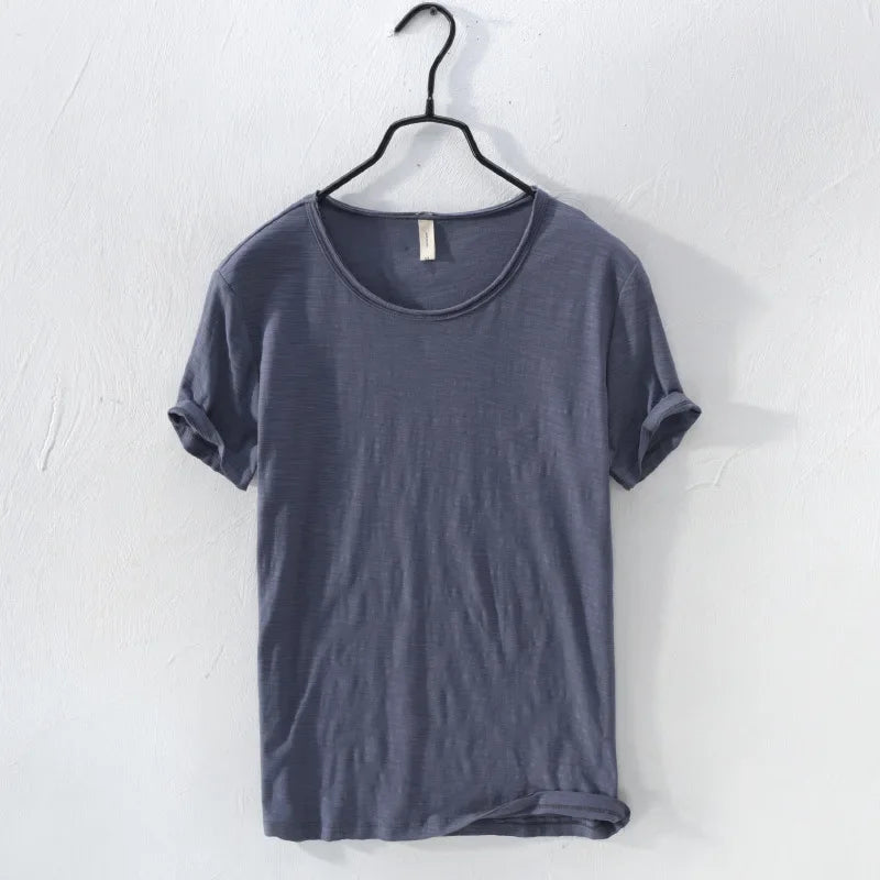 Camiseta Masculina Slim Fit em Algodão Puro — Edição Monocromática com Acabamento Raw Edge e Linha Essencial