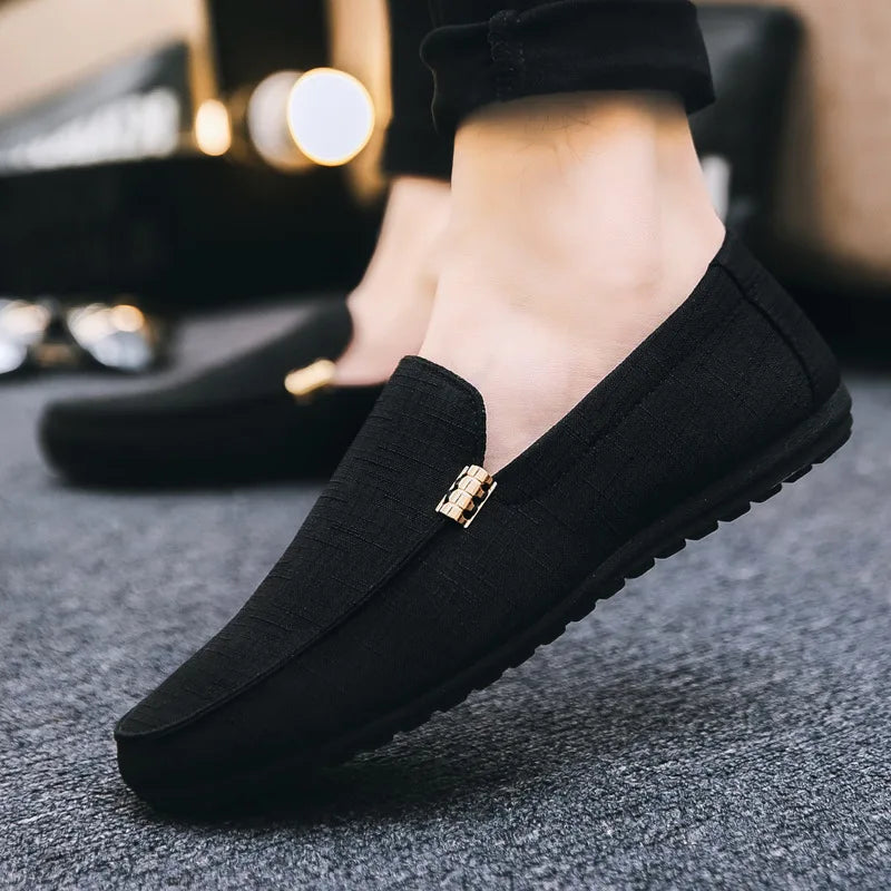 Mocassim Masculino em Lona – Conforto Atemporal e Linha Impecável