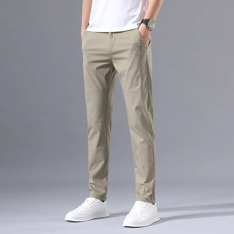 Calça Masculina Slim Fit 2025 — Chino Clássica com Elasticidade, Corte Coreano e Tecidos Leves para Verão