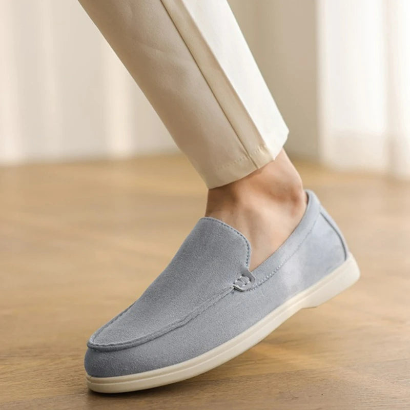 Mocassim Masculino em Camurça – Elegância Clássica e Conforto Atemporal