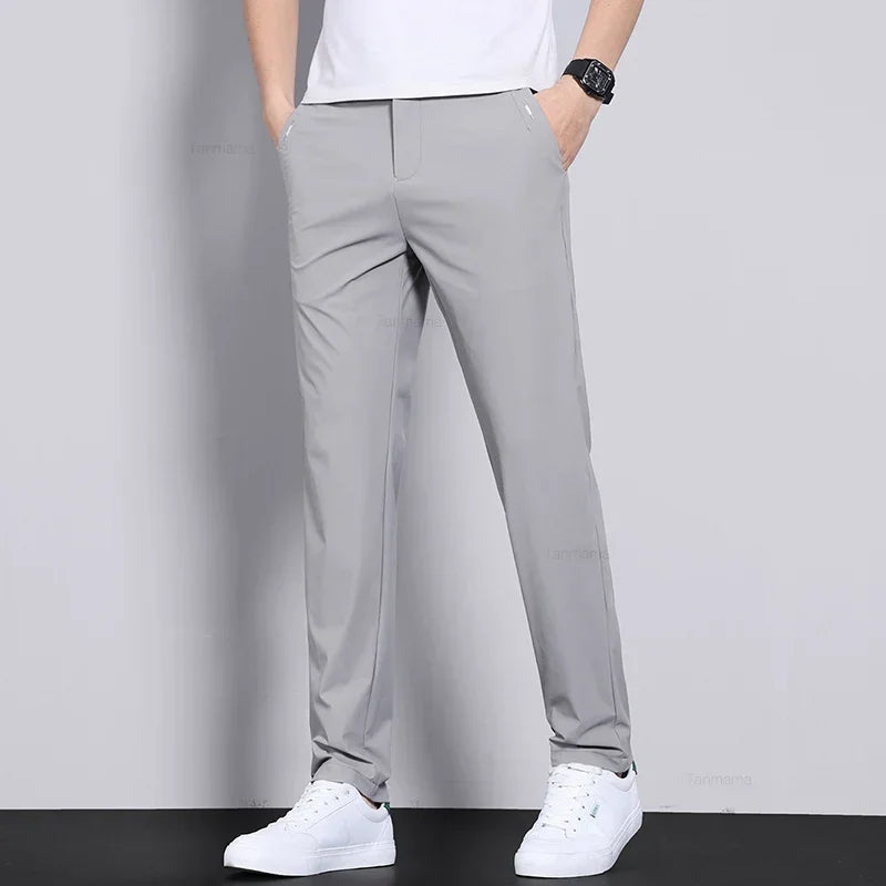Calça Masculina Slim Fit em Seda Gelada — Ultra Leve, Secagem Rápida e Corte Reto para Verão