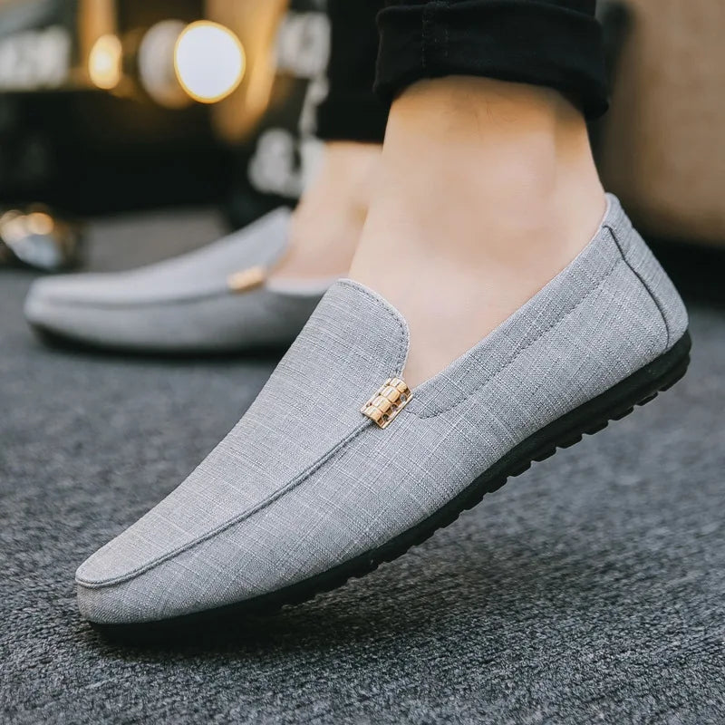 Mocassim Masculino em Lona – Conforto Atemporal e Linha Impecável
