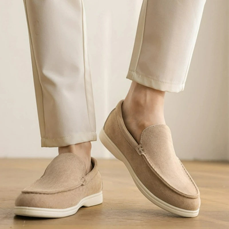 Mocassim Masculino em Camurça – Elegância Clássica e Conforto Atemporal