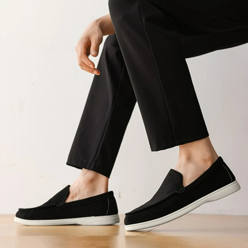 Mocassim Masculino em Camurça – Elegância Clássica e Conforto Atemporal