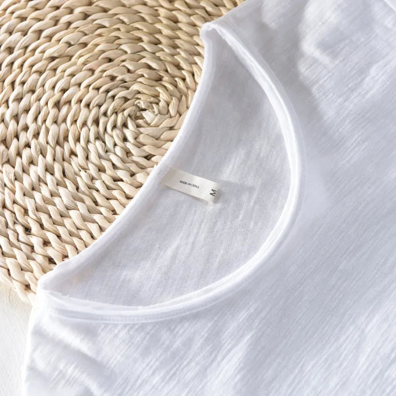 Camiseta Masculina Slim Fit em Algodão Puro — Edição Monocromática com Acabamento Raw Edge e Linha Essencial
