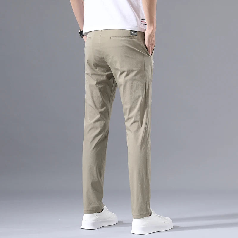 Calça Masculina Slim Fit 2025 — Chino Clássica com Elasticidade, Corte Coreano e Tecidos Leves para Verão