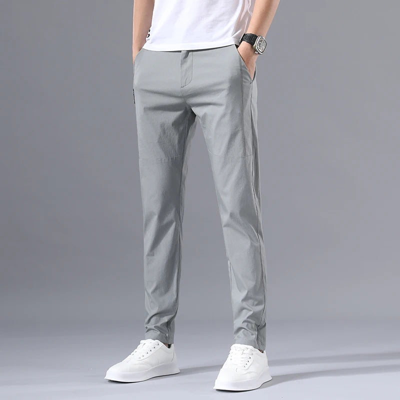 Calça Masculina Slim Fit 2025 — Chino Clássica com Elasticidade, Corte Coreano e Tecidos Leves para Verão
